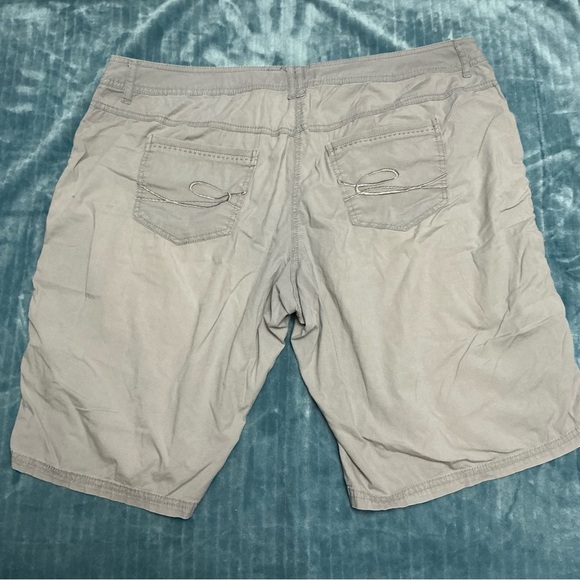 Penningtons Light Gray Cargo Shorts - Picture 2 of 4